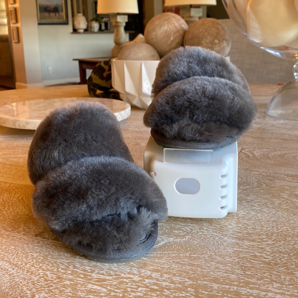 Women’s EMU Australia dark gray authentic sheepskin slippers w/ rubber sole sz 7